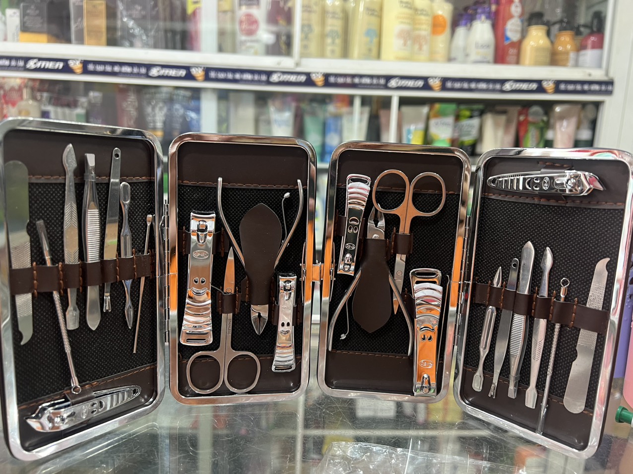 Bộ kềm cắt móng tay 11 món được làm bằng chất liệu thép không rỉ 1